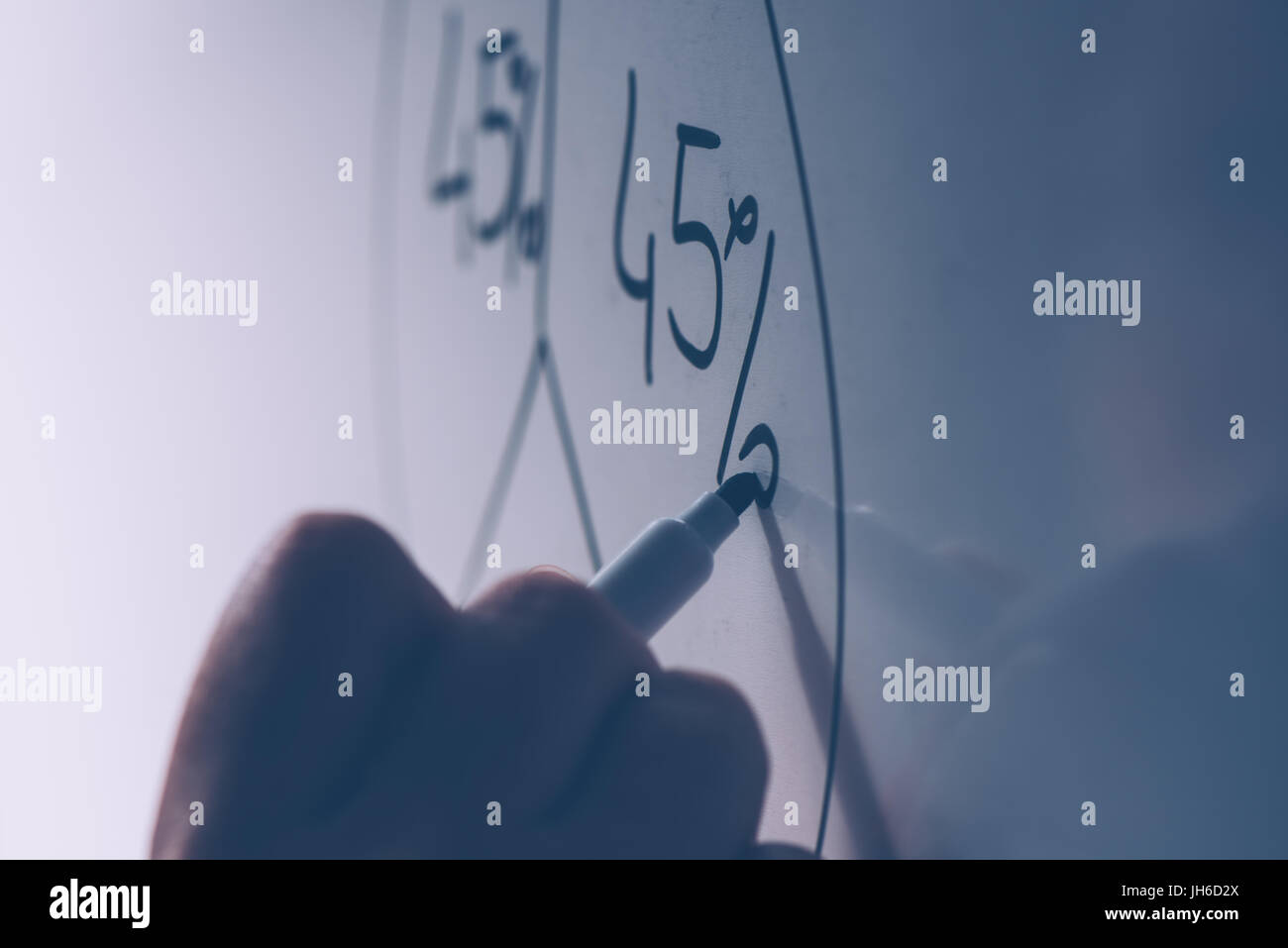 Geschäftsfrau Büro Whiteboard Kreisdiagramm schöpfend, während Business-Ergebnisse-Analyse und Präsentation, selektiven Fokus Stockfoto