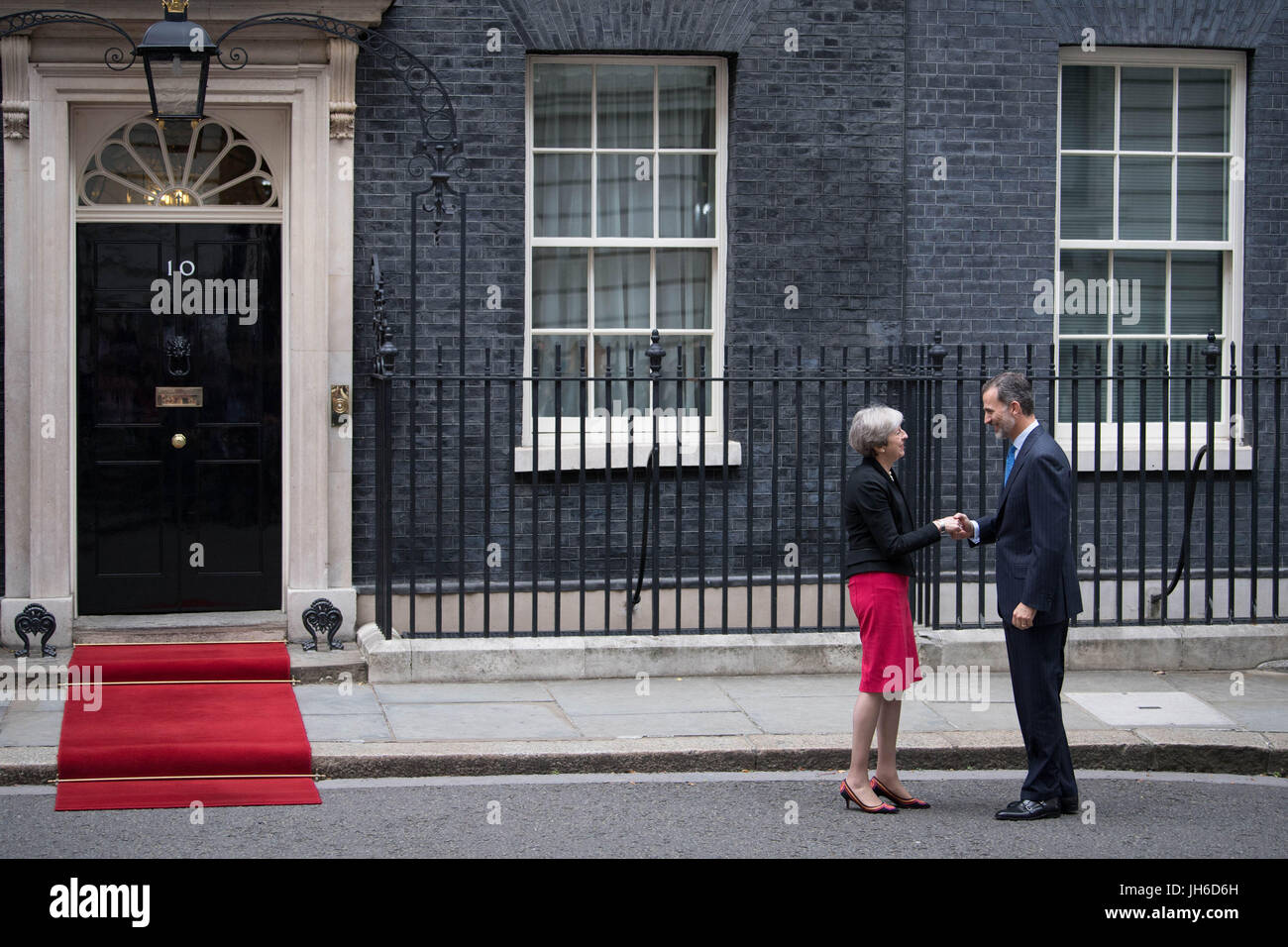 Premierminister Theresa Mai begrüßt König Felipe VI von Spanien nach 10 Downing Street, London, während des Königs Staatsbesuch in Großbritannien. Stockfoto