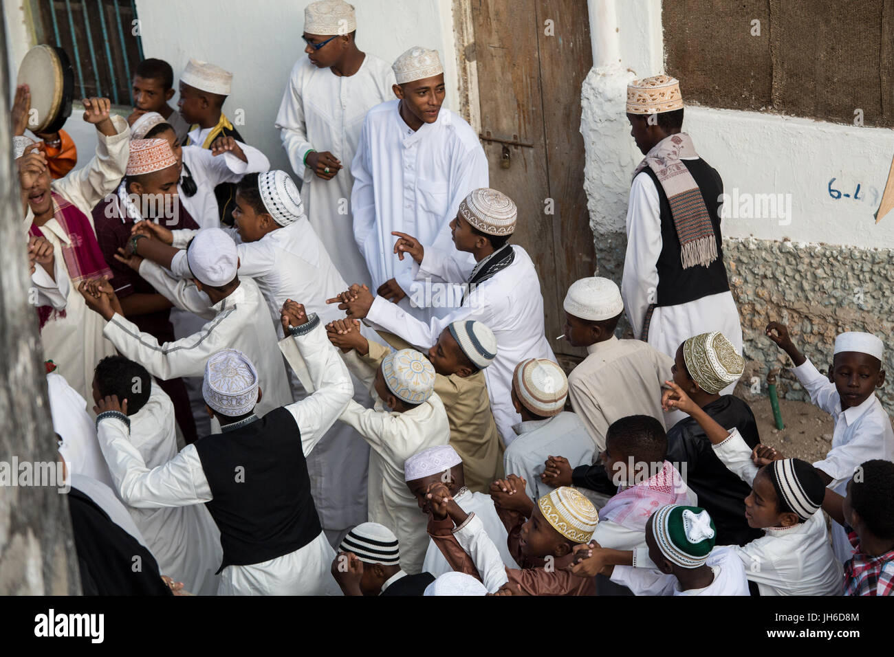 Prozession Zefe Durch Die Stra en Der Altstadt Von Lamu Maulidi Prozession Zefe Durch Die Stra en Der Altstadt Von Lamu Maulidi