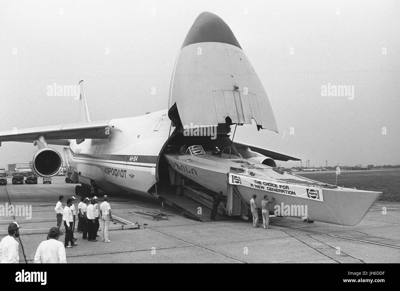 Russlands erste Whitbread Round The World Yacht Race Eintrag wird am Flughafen Heathrow entfernt. Die 25 Meter, 6,8 Tonnen kamen 16-Mann-Crew Yacht, "Pepsi Fazisi", an Bord eine Aeroflot Antonov 124 - einer der weltweit größten Jets. Stockfoto