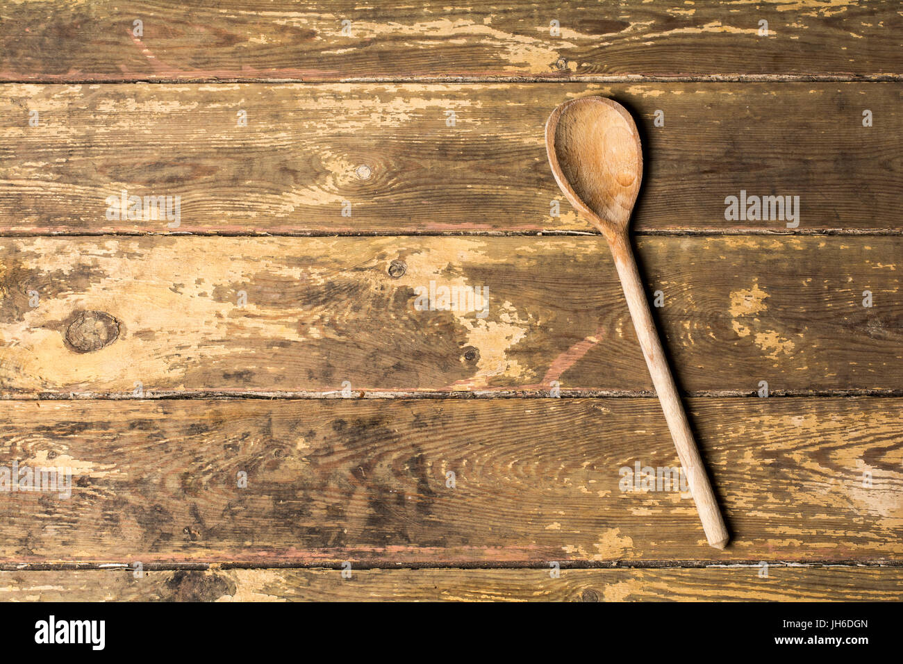 Holzlöffel auf einem verwitterten Brettern Hintergrund mit Platz für Typ Stockfoto