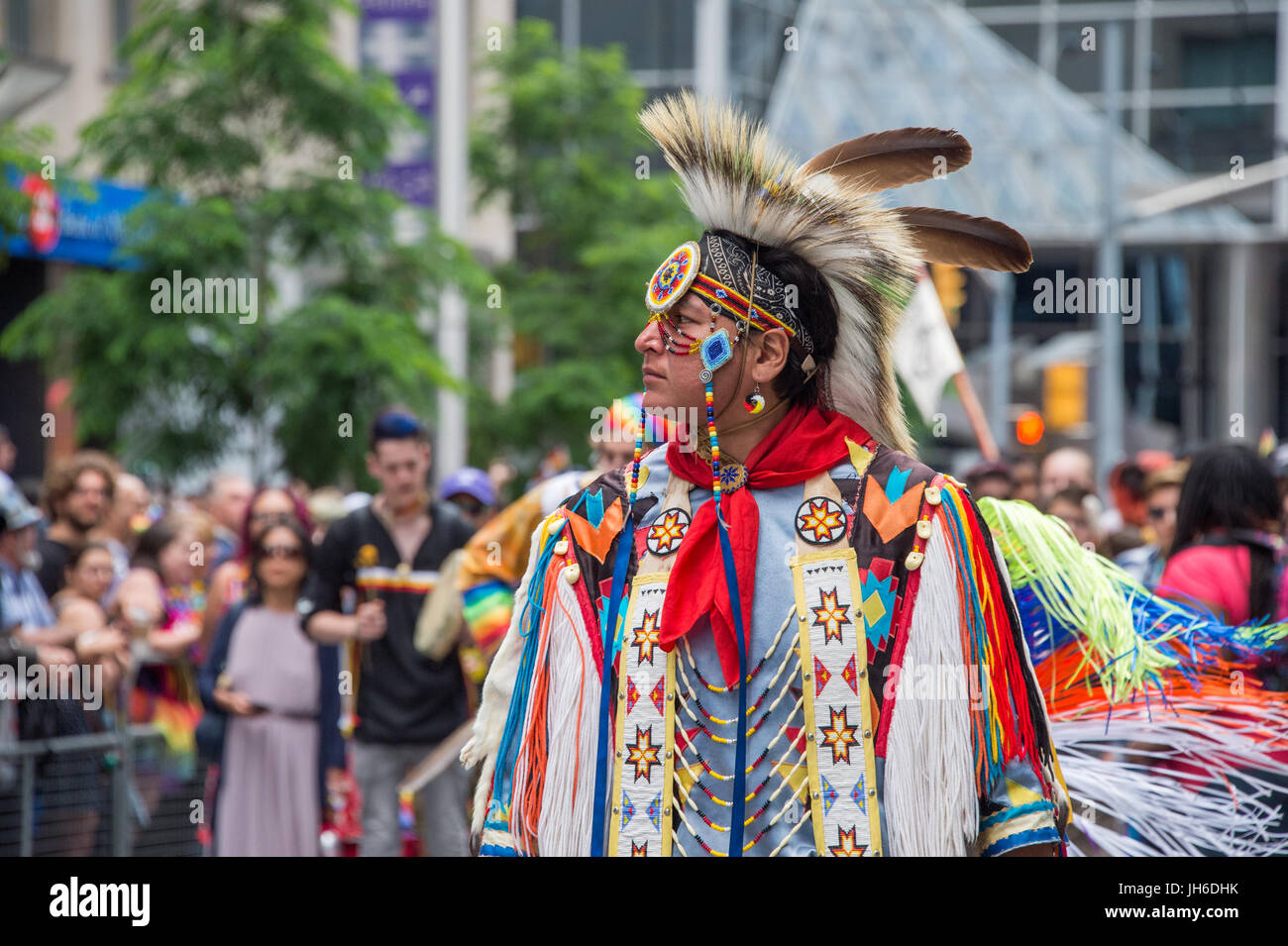 Toronto, Kanada - 25. Juni 2017: Ureinwohner besuchen Toronto Gay Pride Stockfoto