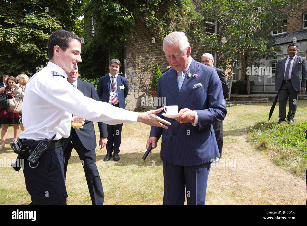 Der Prince Of Wales inspiziert ein Polizist Parks versenkbare Schlagstock, wie er die neue Royal Parks Nächstenliebe im Hyde Park, London startet. Stockfoto