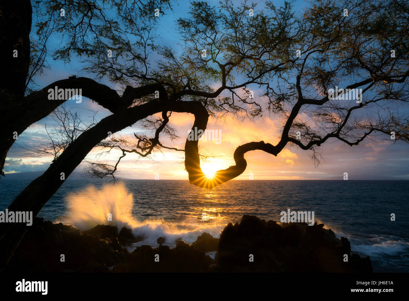 Sonnenuntergang mit Sunburst und Wellen. Wailea Maui. Stockfoto