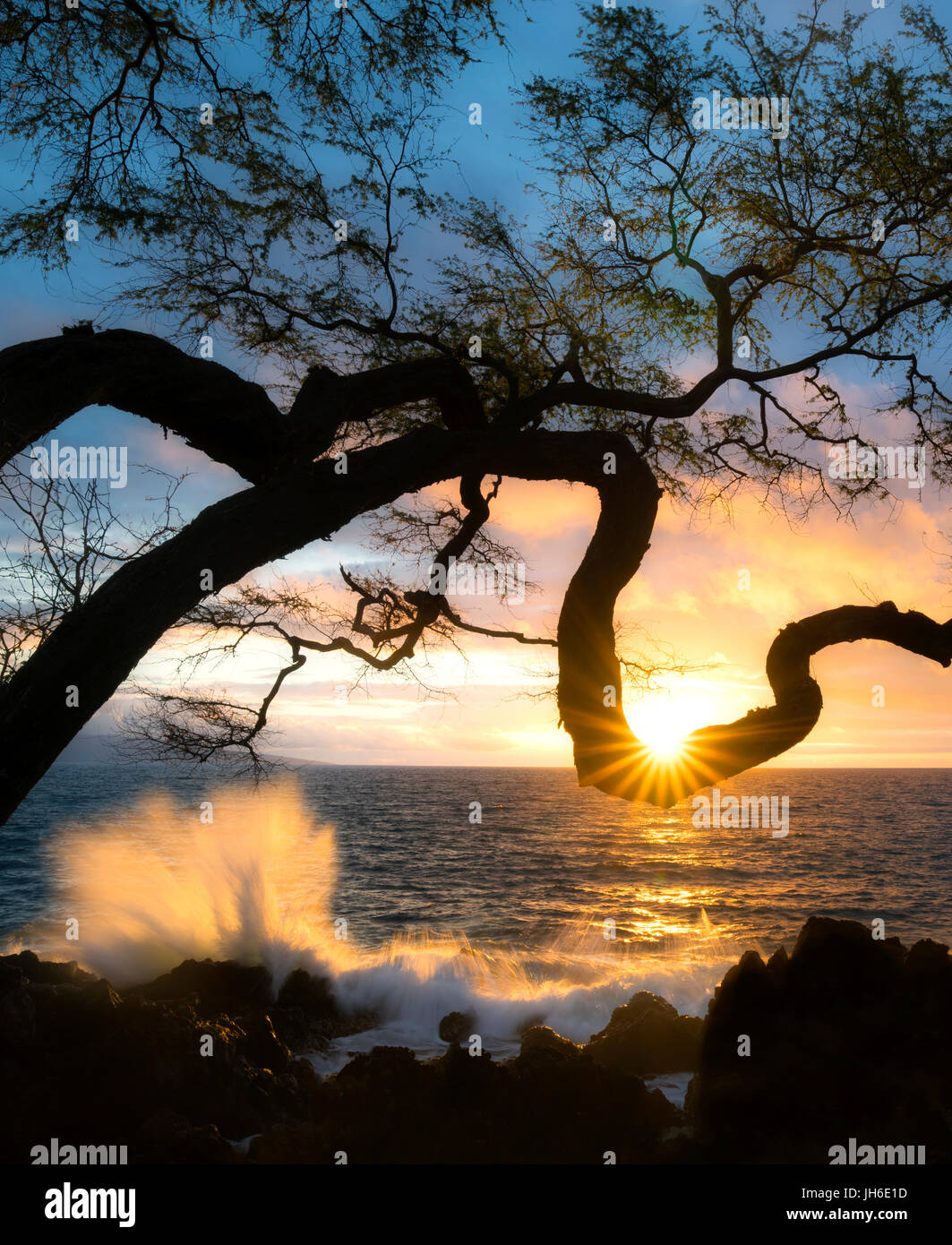 Sonnenuntergang mit Sunburst und Wellen. Wailea Maui. Stockfoto