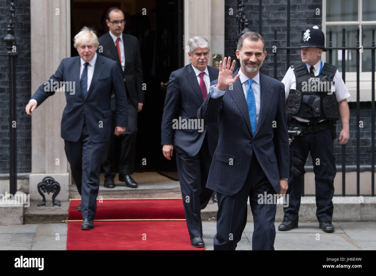König Felipe VI von Spanien verlässt 10 Downing Street, London, nach Gesprächen mit Ministerpräsident Theresa May während des Königs Staatsbesuch in Großbritannien. Stockfoto