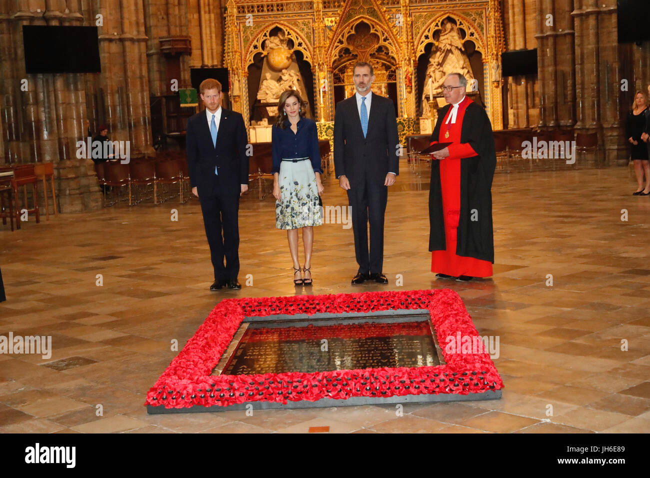 Casa de Su Majestad el Rey veröffentlichte Foto von König Felipe VI und Königin Letizia von Spanien, und Dr. John Hall, Dekan von Westminster während ihrer Tour von Westminster Abbey in London, während des Königs Staatsbesuch in Großbritannien. Stockfoto