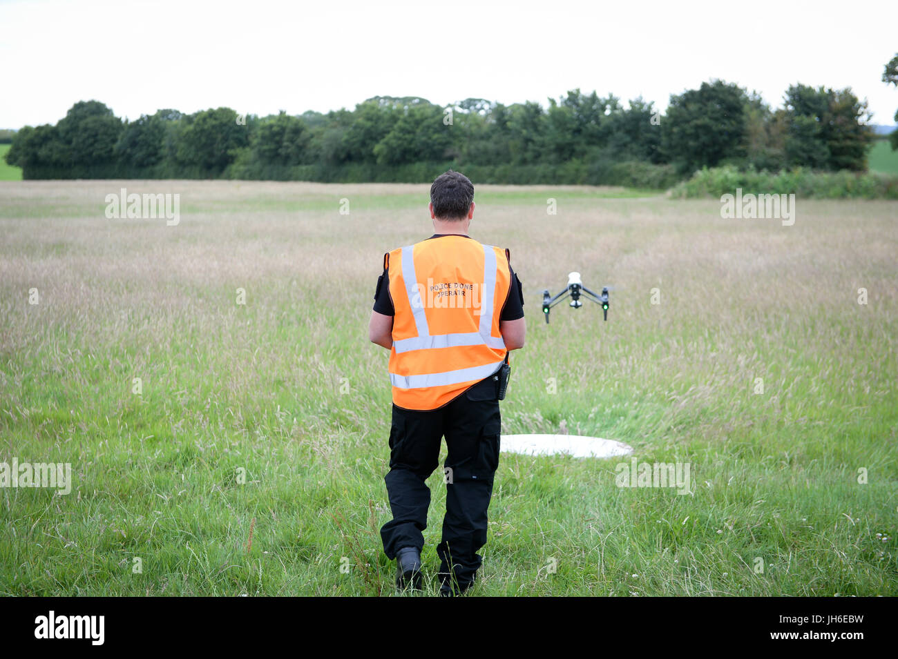 Eine DJI Inspire Police Drohne fliegt, als Devon & Cornwall und Dorset Police die erste voll funktionsfähige Drohneneinheit starten, die von der Polizei in der Westpoint Arena in Clyst St Mary in der Nähe von Exeter eingesetzt wird. DRÜCKEN SIE VERBANDSFOTO. Bilddatum: Donnerstag, 13. Juli 2017. Siehe PA Geschichte POLIZEI Drohne. Bildnachweis sollte lauten: Ben Birchall/PA Wire Stockfoto