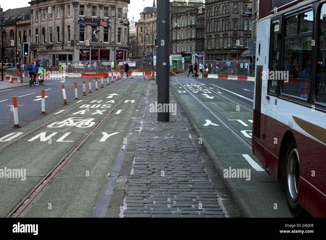 Straßenarbeiten Verkehrsstörung Edinburgh Tram-Bus-Zyklus Gassen Edinburghs Stockfoto