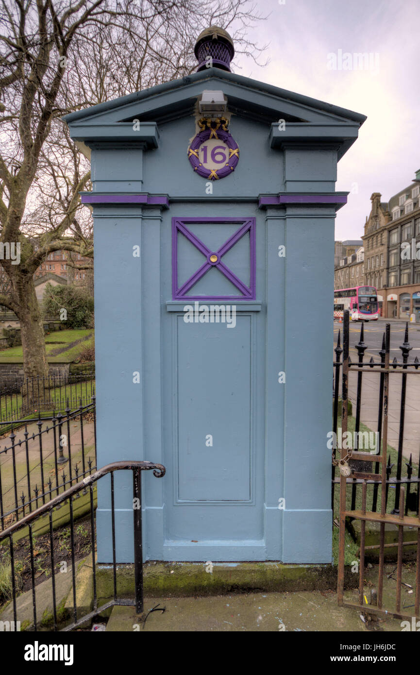 Edinburgh-Polizei-Box-Nummer 16-Telefon umgewandelt Tardis zu napoleonischen französischen Stil fancy Box im schwulen Stil Stockfoto