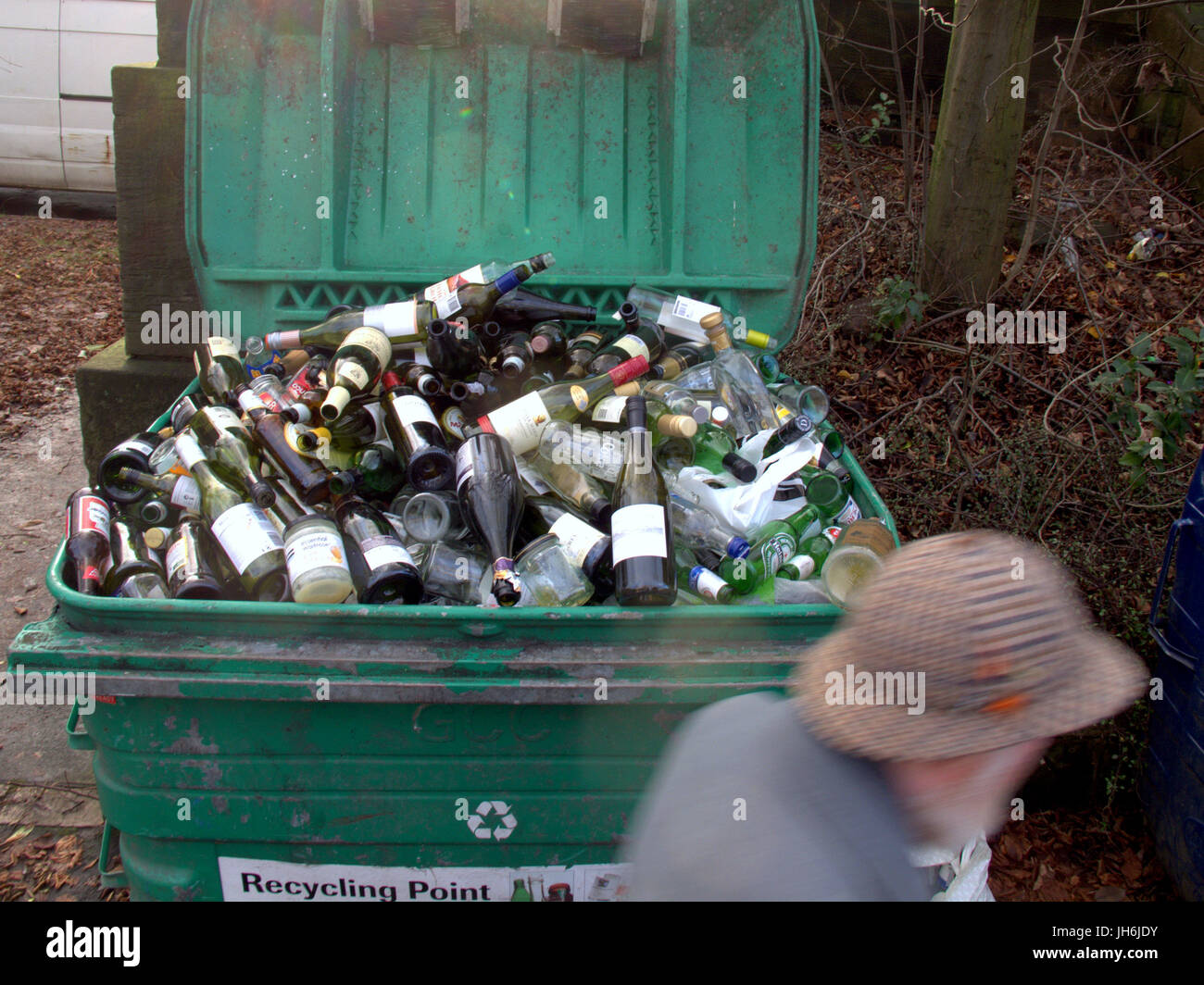 Alkoholflaschen recycling Müllcontainer Bier Wein Lager Apfelwein Stockfoto
