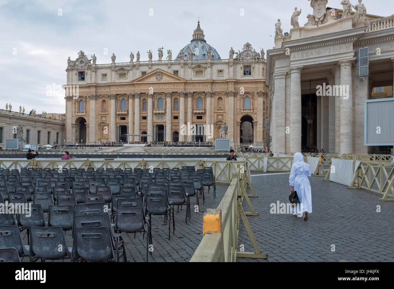 Staat Vatikanstadt, Vatikanstadt - Oktober 02: Petersplatz im Vatikan, Detail des Sitzens für Pilger. im Staat Vatikanstadt auf Oktober Stockfoto