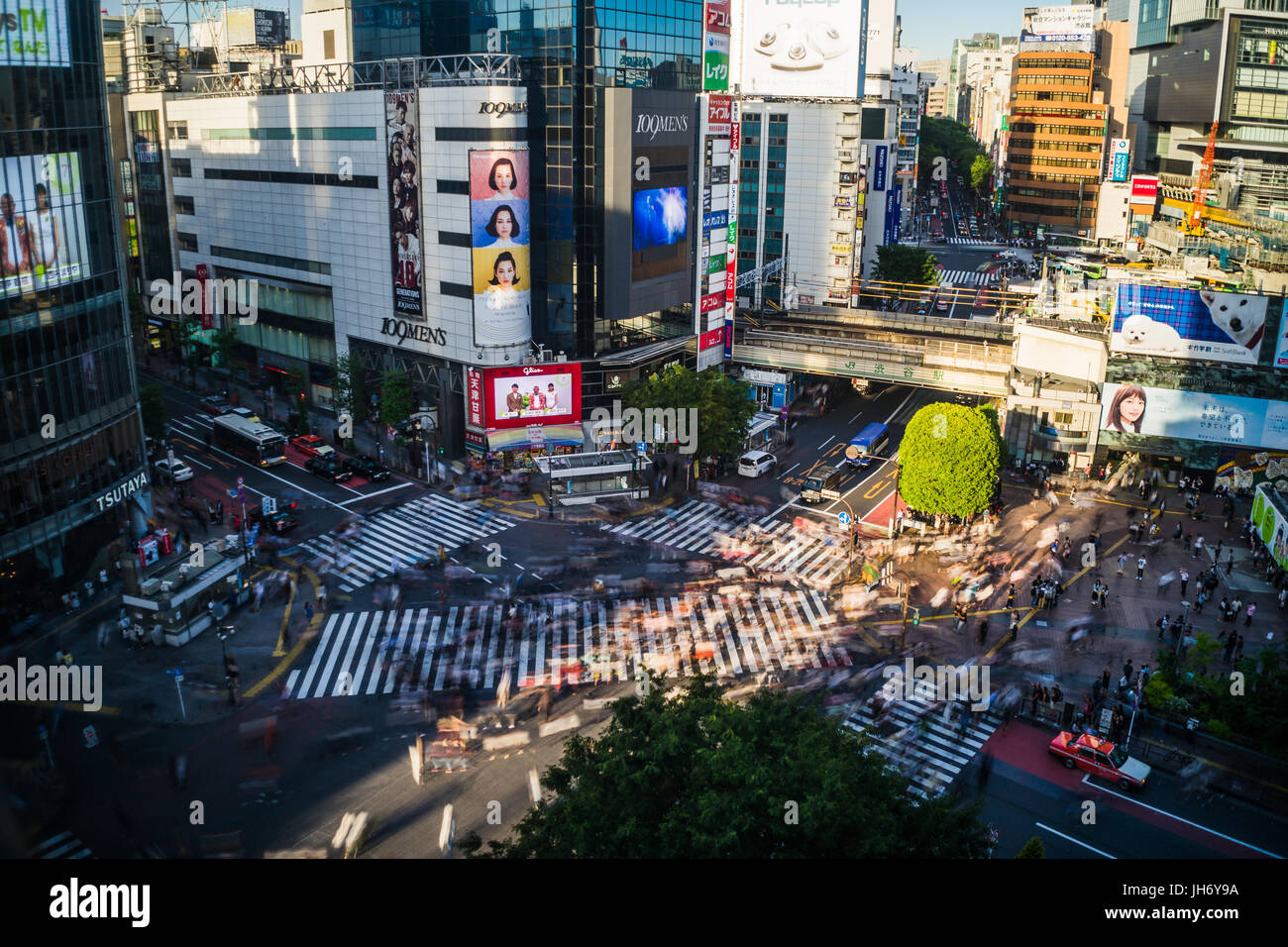 Tokyo, Japan - ausgesetzt 13. Mai 2016 - lange Shibuya Crossing von oben Stockfoto