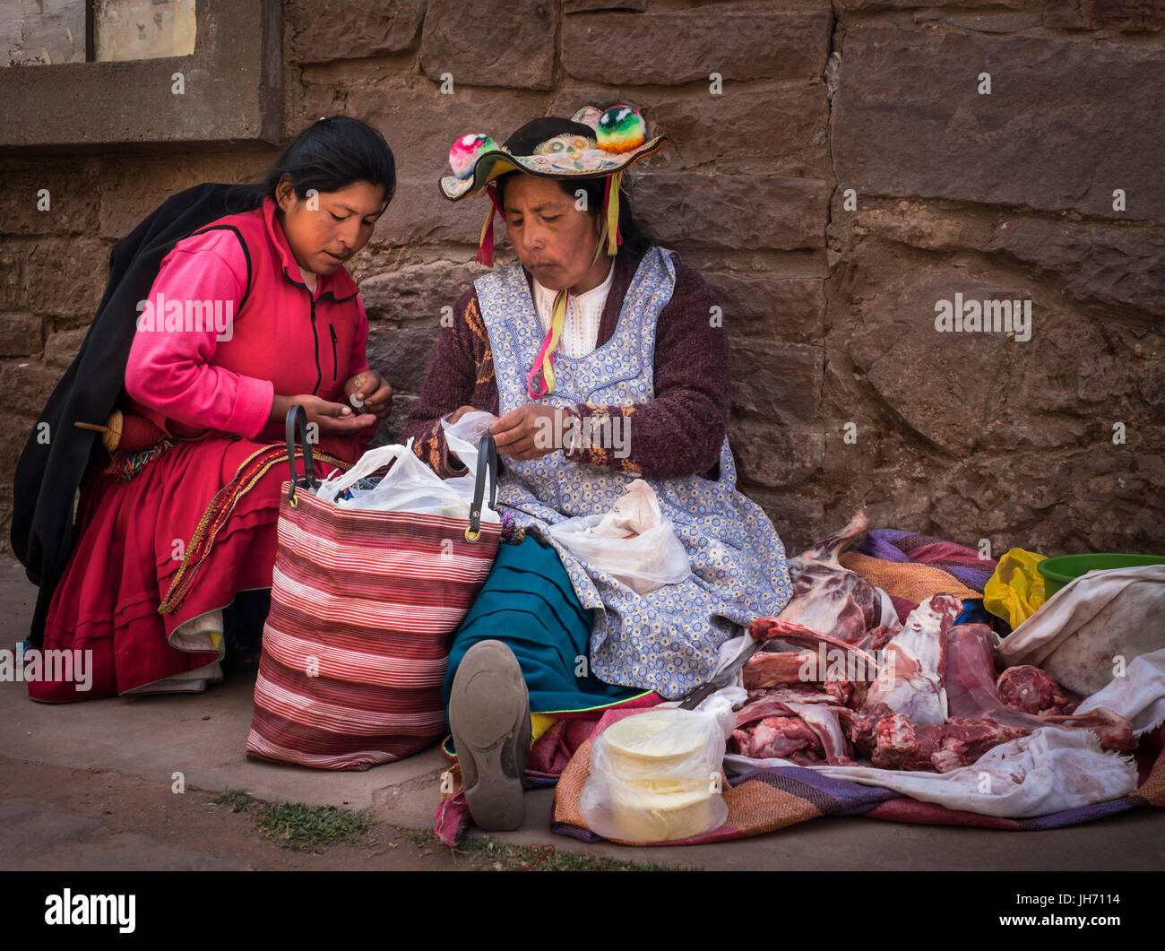 TAQUILE, PERU - ca. Oktober 2015: Frau Kauf Fleisch auf dem Markt der Taquile im Titicacasee. Stockfoto