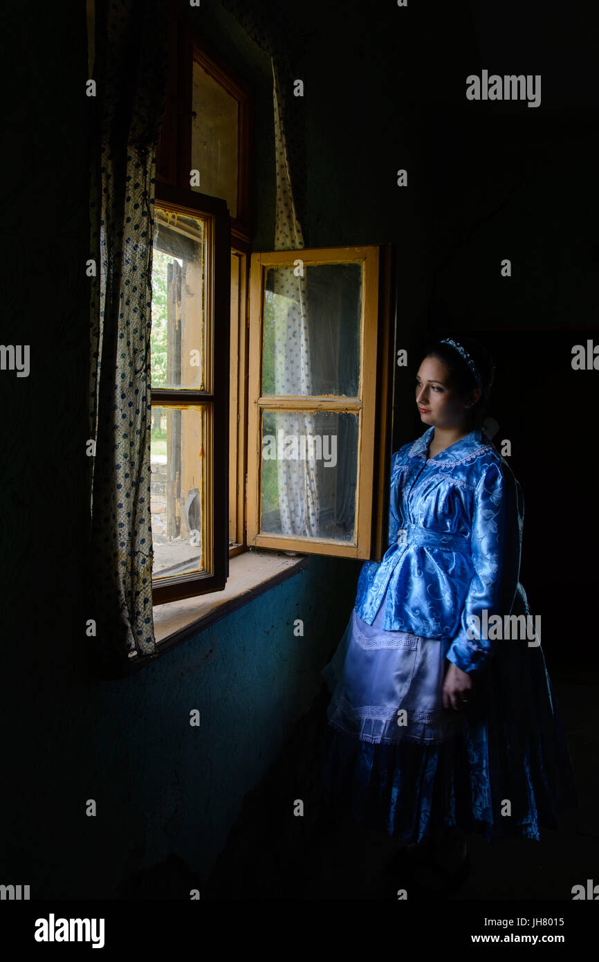 Eine Mädchen gekleidet in eine traditionelle Paulician Kleidung in einem alten Haus. Paulizianer sind die ethnische Minderheit aus der autonomen Provinz Vojvodina. Stockfoto