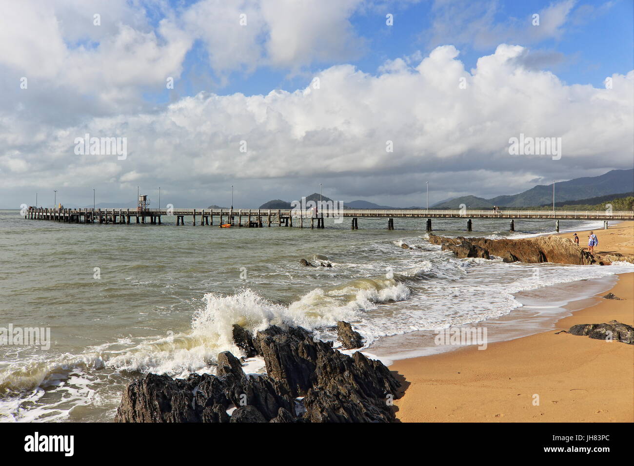 Palm Cove Beach und Steg an einem bewölkten Morgen, der Sonne wollte. Stockfoto