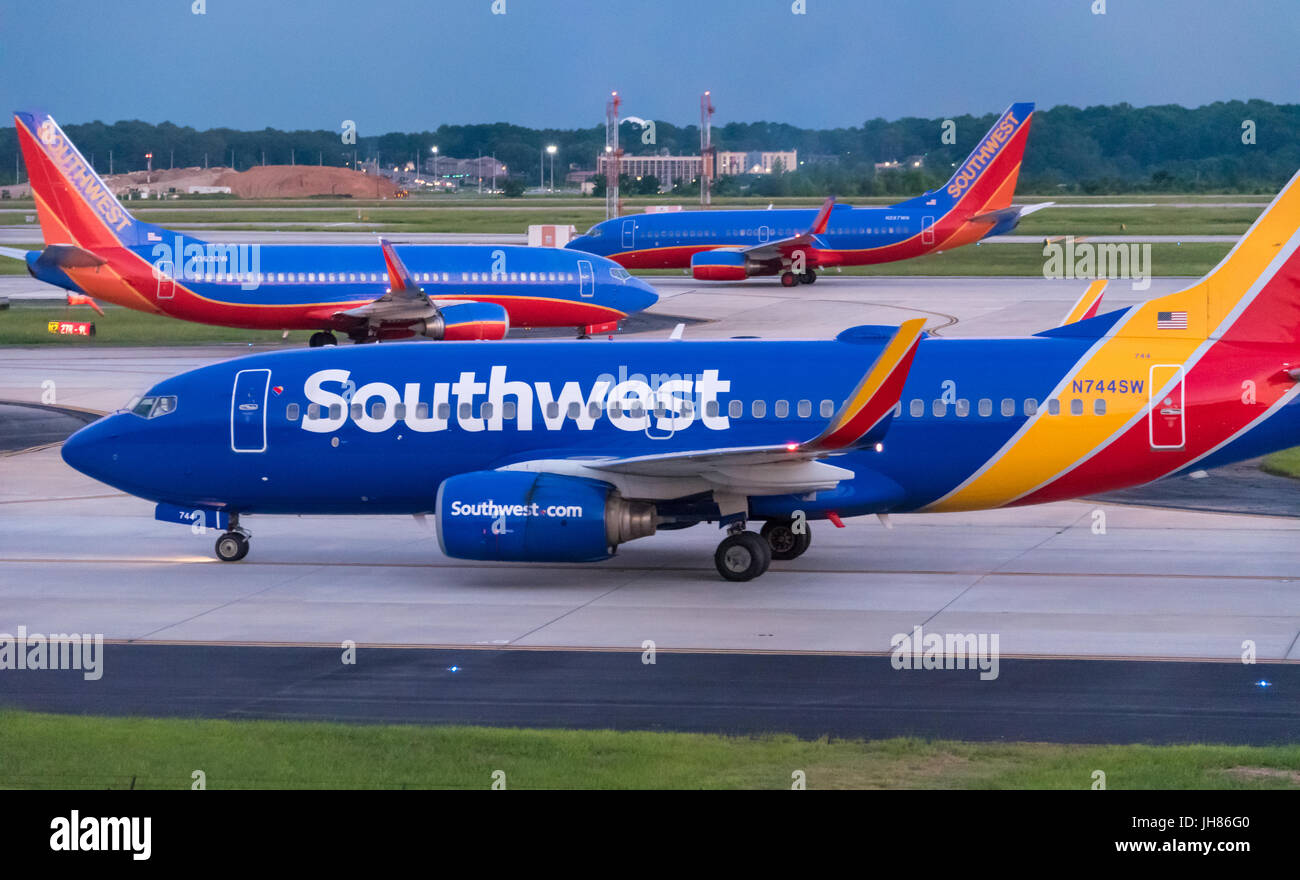 Southwest Airlines Jets (Boeing 737) auf einem überfüllten Flugplatz an Hartsfield-Jackson Atlanta International Airport, am stärksten frequentierte Flughafen der Welt. Stockfoto