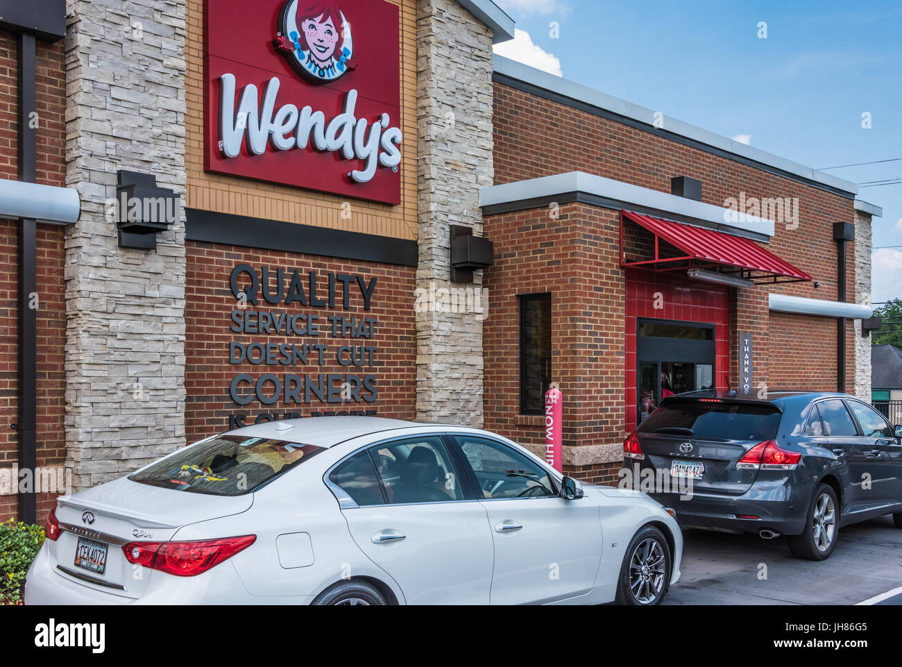 Drive-in-Spur bei Wendy's, einem beliebten amerikanischen internationalen Fast-Food-Restaurant-Kette. Stockfoto