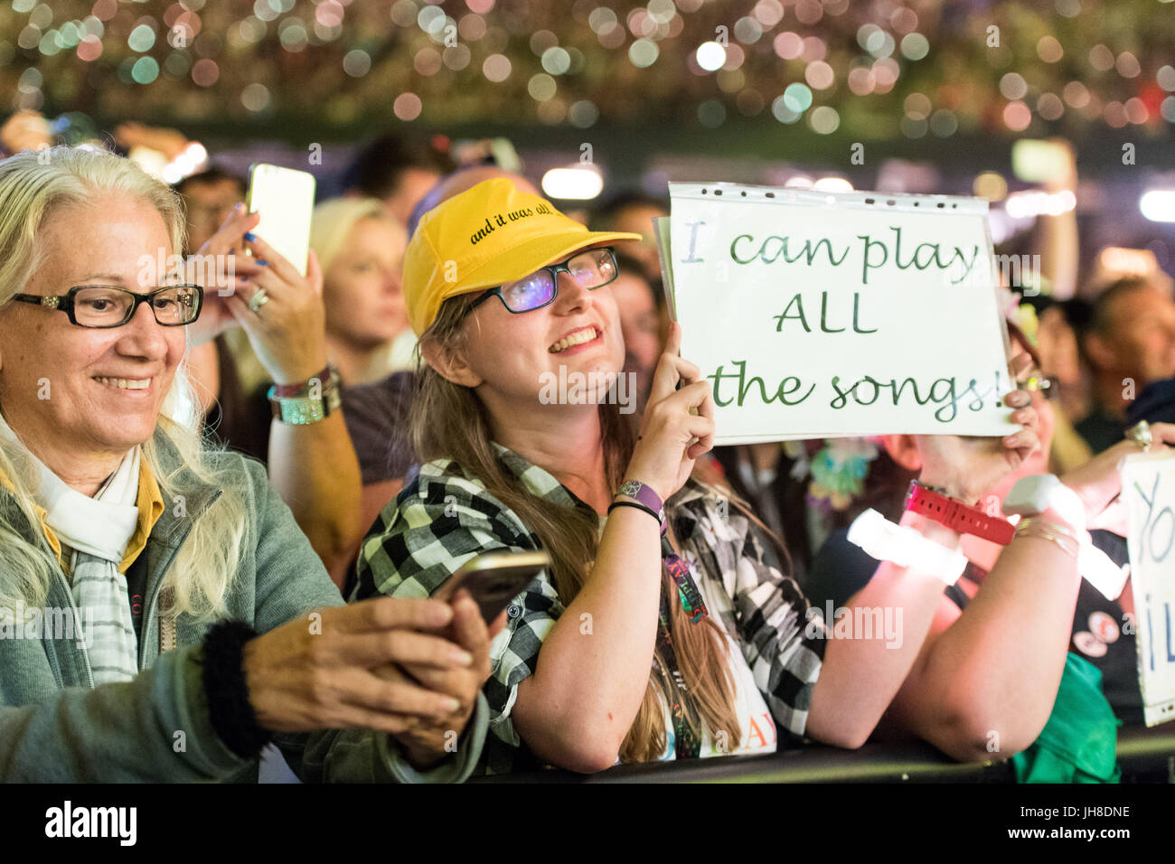 Fans in der Menschenmenge Uhr Coldplay führen im Fürstentum Stadium, Cardiff, 11. Juli 2017. Stockfoto