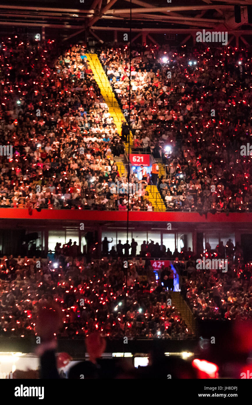 Fans in der Menge, die durch ihre Licht-Up Armbänder Uhr Coldplay beleuchtet führen im Fürstentum Stadium in Cardiff am 11. Juli 2017. Stockfoto