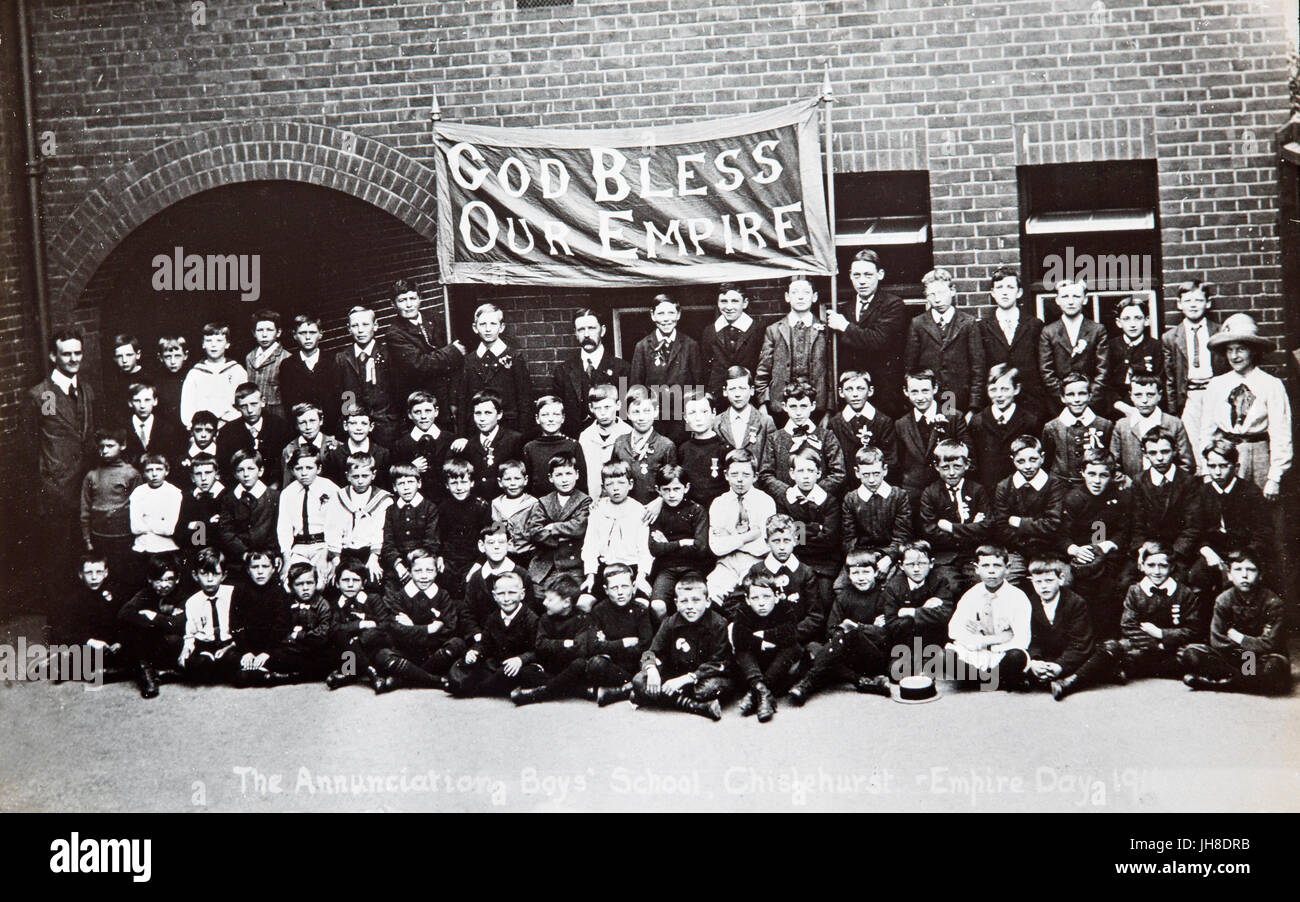 Empire Tag 1914 bei der Verkündigung jungen Schulen, Chislehurst, Südost-London. Ein Banner "Gott segne unser Reich" lesen statt auf der Rückseite. Stockfoto