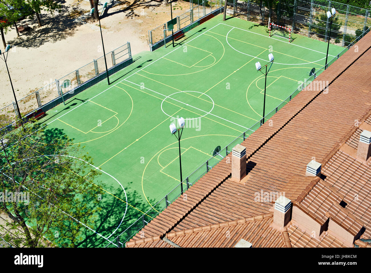 Sportplatz für Fußball und Basketball in der Nähe von das Appartement-Haus Stockfoto
