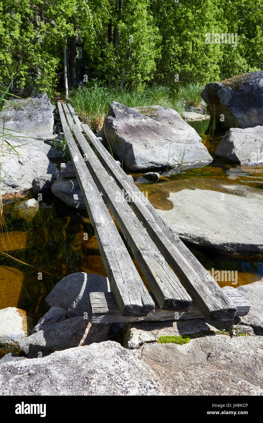 Provisorische Holzbrücke über Wasser Stockfoto