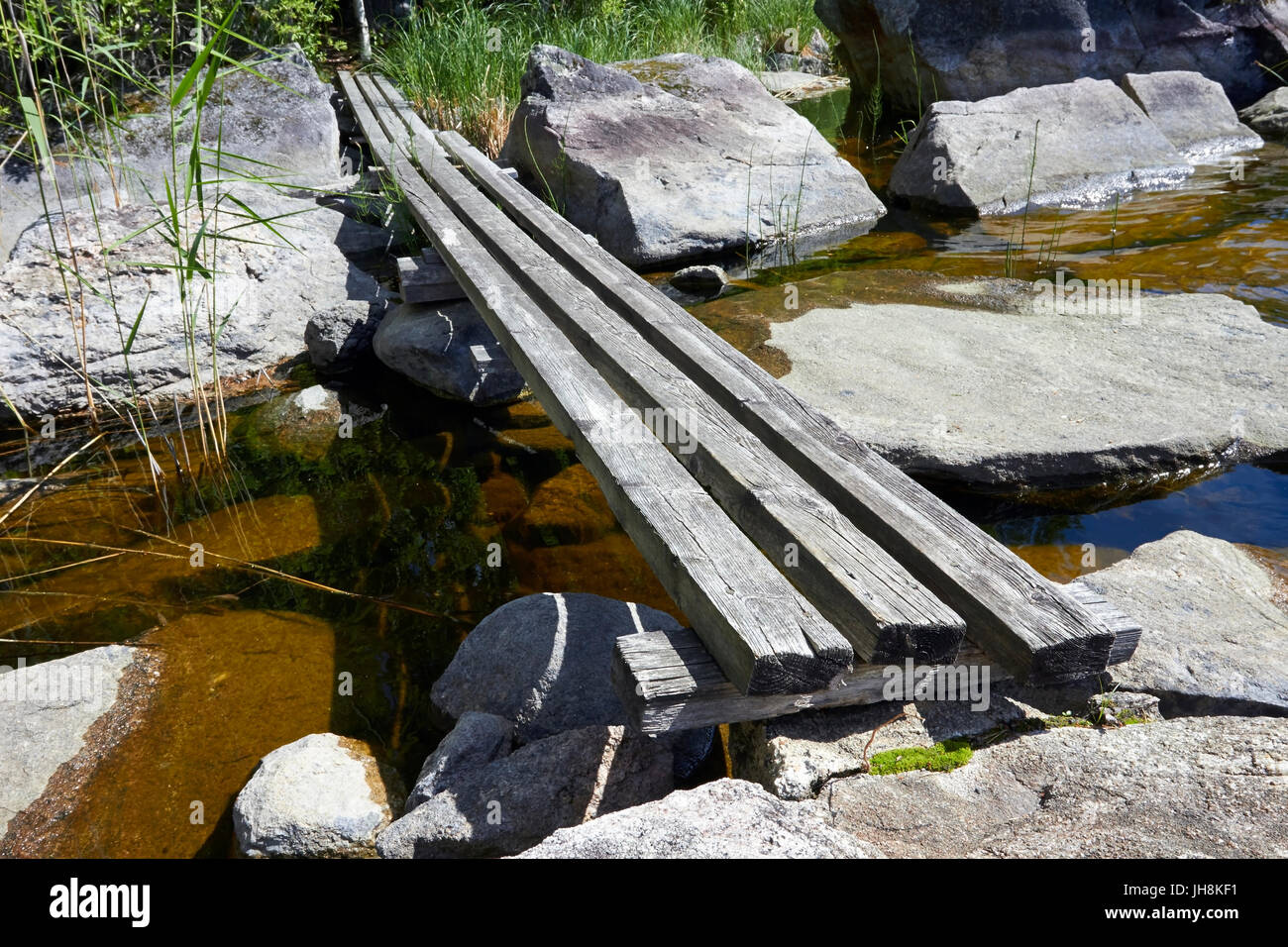 Provisorische Holzbrücke über Wasser Stockfoto