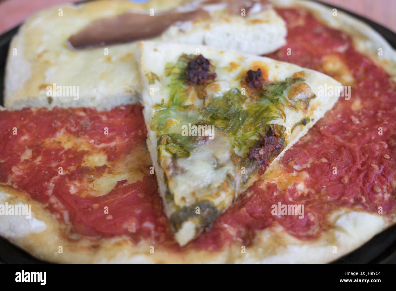 Keil von Pizza mit Zucchiniblüten und Achovies von hand gefertigt Stockfoto