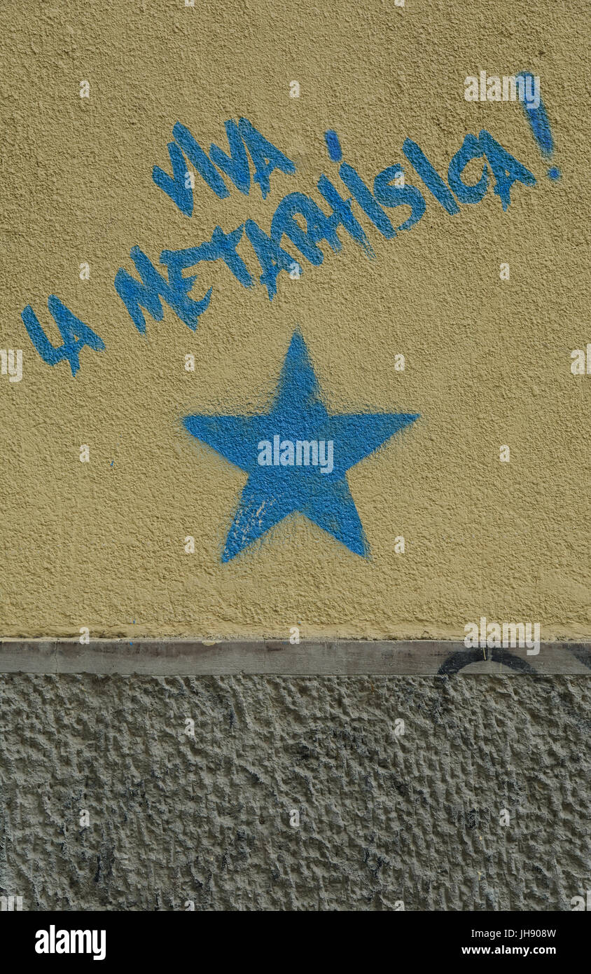 Es lebe die Metaphysik! Der Text ist in spanischer Sprache über den blauen Stern auf der schmutzigen Ocker und graue Wand geschrieben. Ein Konzept-Foto. Stockfoto