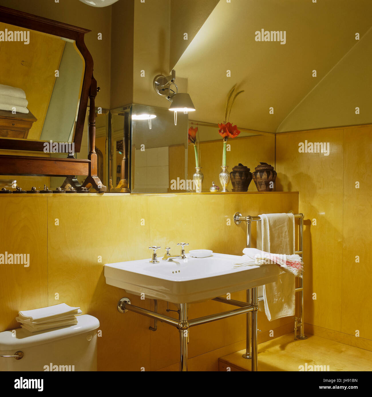 Beleuchtete Badezimmer mit Holzwänden Stockfoto