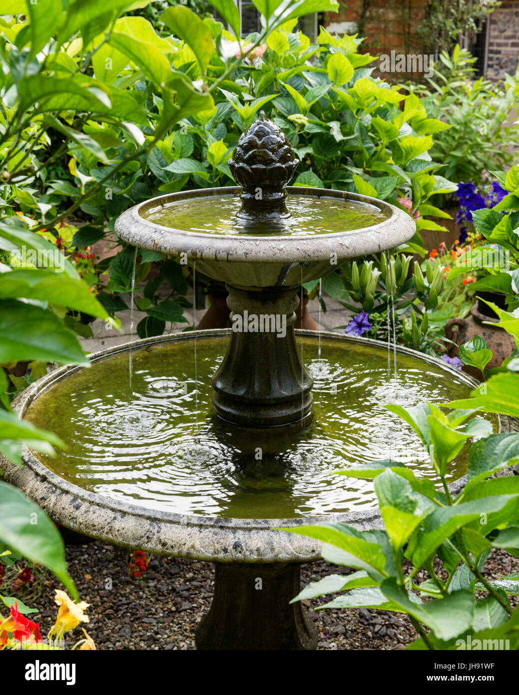 Brunnen im Garten Stockfoto