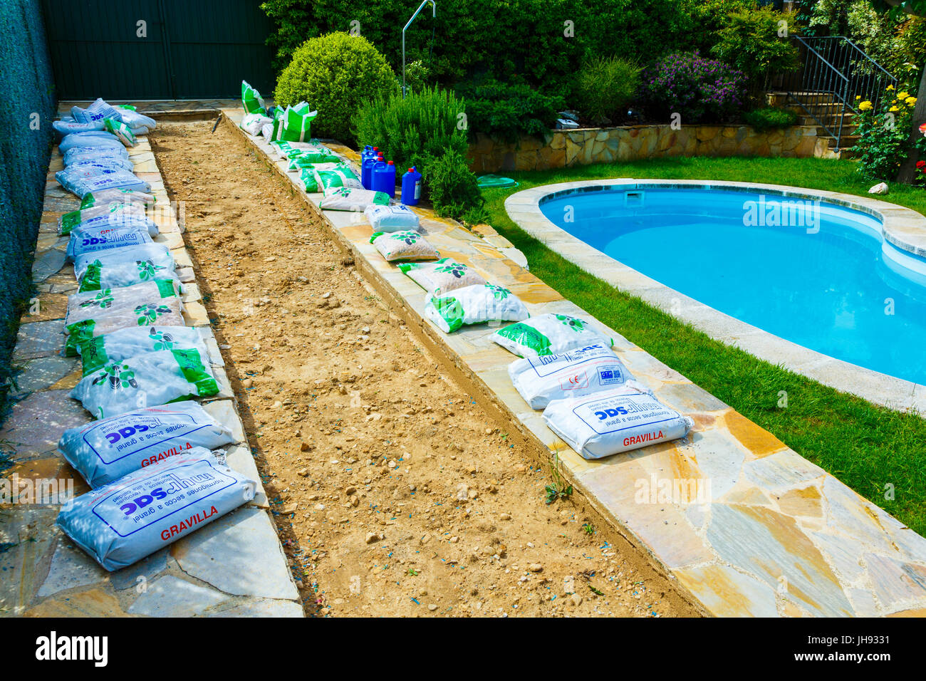 Garten arbeiten. Mit Kies auffüllen. Stockfoto
