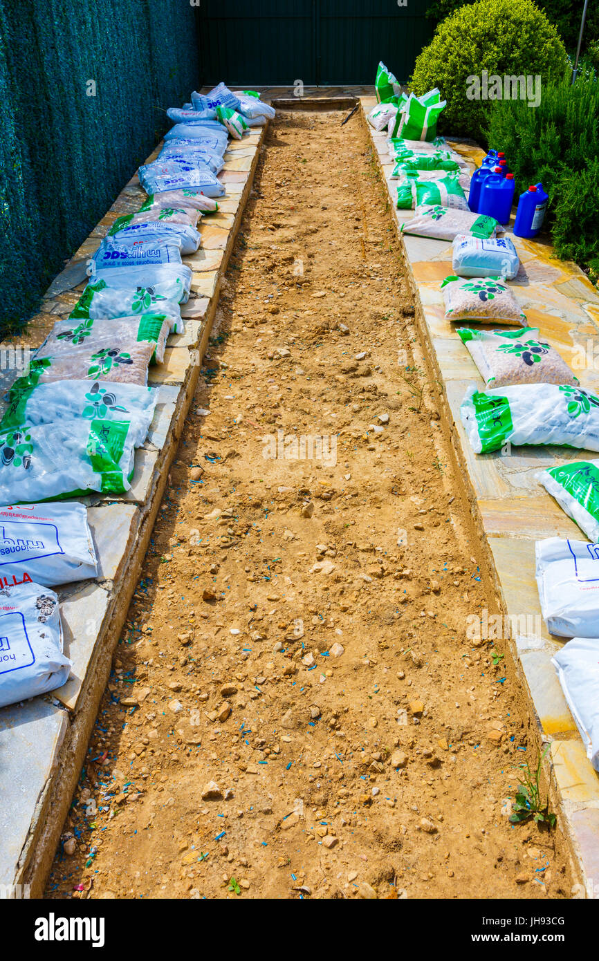 Garten arbeiten. Mit Kies auffüllen. Stockfoto