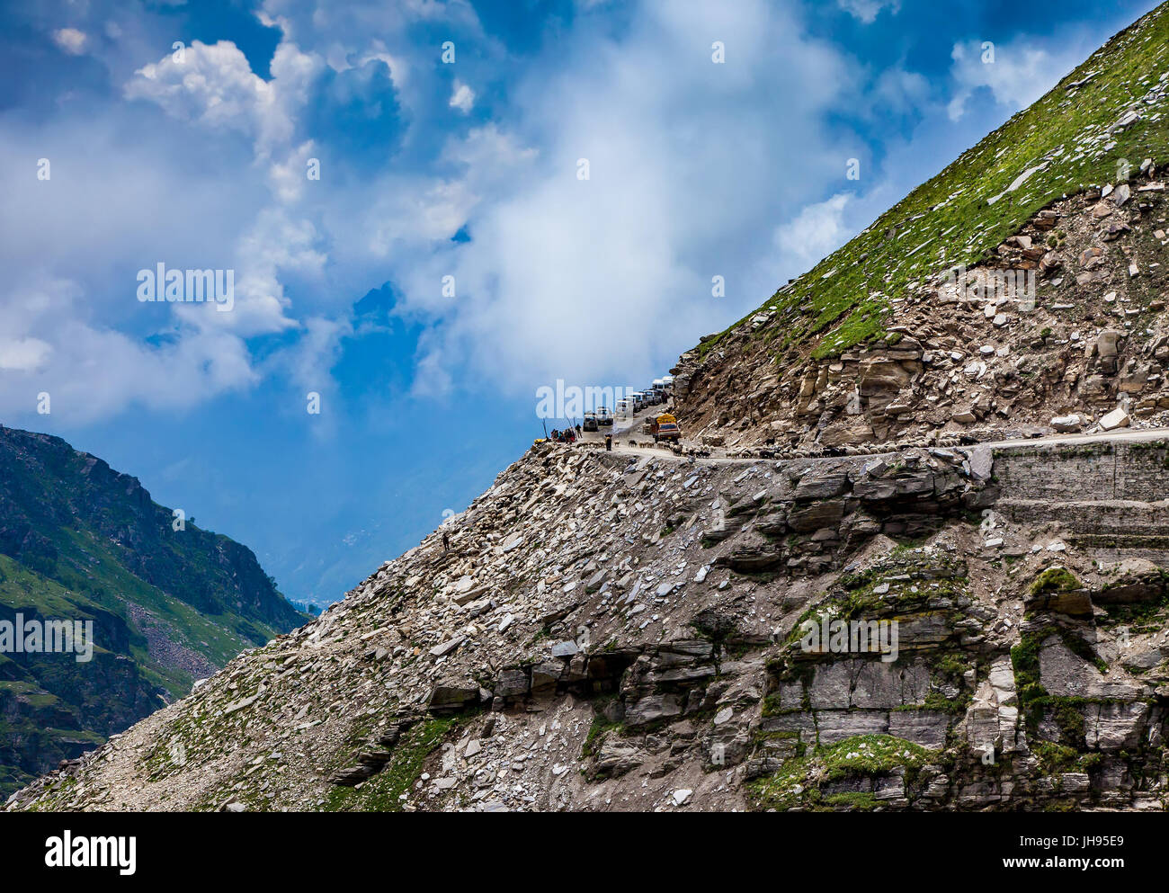 Stau von Autos auf der Rohtang La pass, Höhe 3.978 m (13.050 ft) Himachal Pradesh, Indien. Dieser Pass ist einer alten Handelsstraße zwischen den Menschen Stockfoto