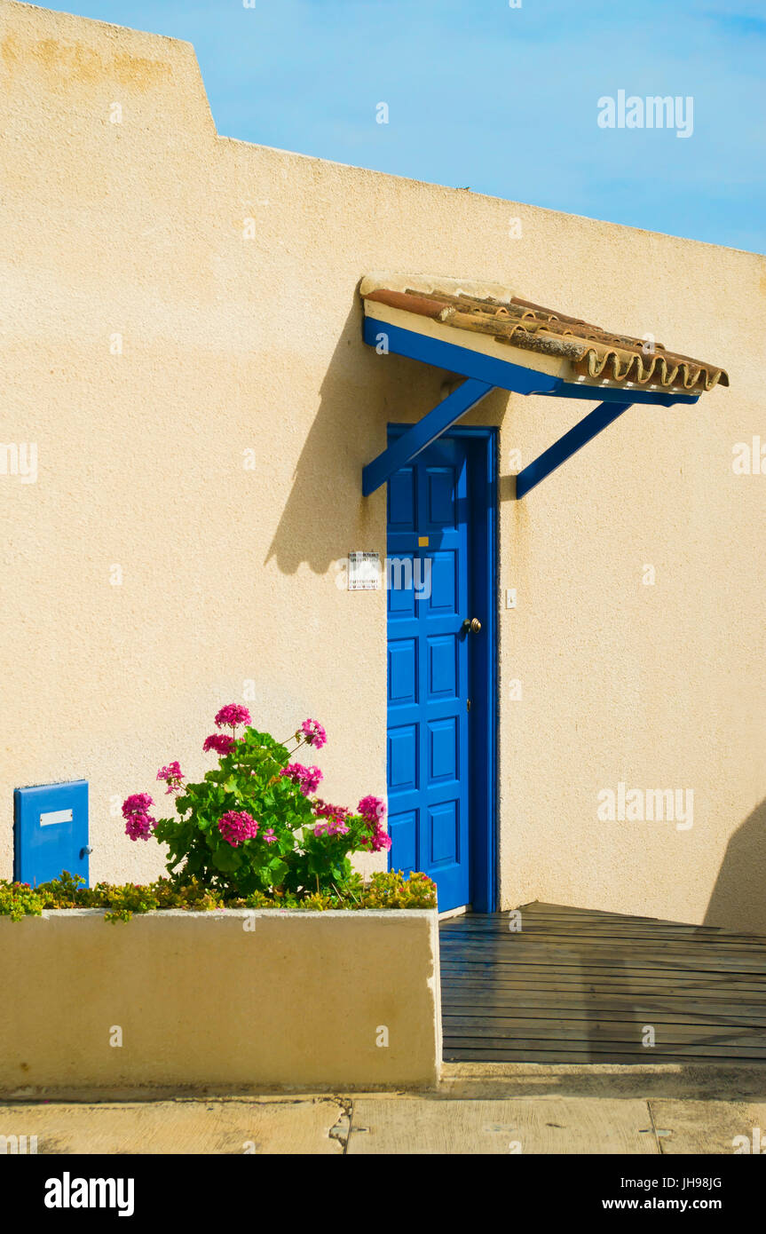 blaue Eingangstür mit rosa Geranie in Zypern Stockfoto