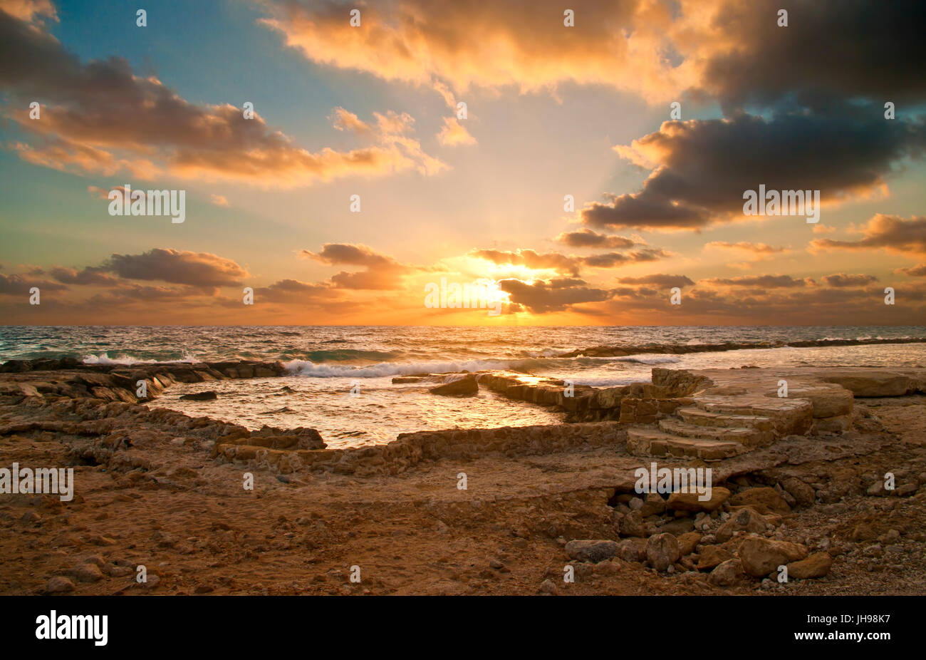 Felsen und Treppen während des Sonnenuntergangs in Paphos, Zypern Stockfoto