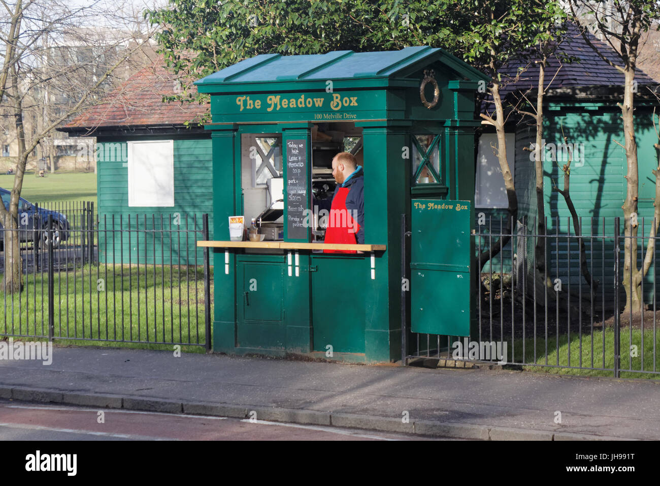 Edinburgh Polizei Box Telefon Tardis konvertiert zum Kaffee und Essen zum Mitnehmen-Kiosk Feld Wiese auf den Wiesen Stockfoto