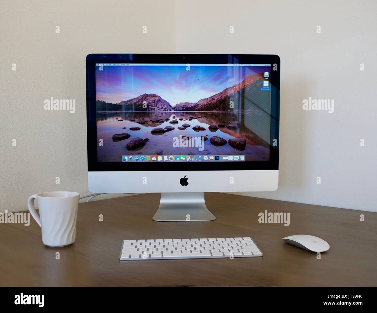 Home-Office-Setup in einer sauberen Umwelt Stockfoto