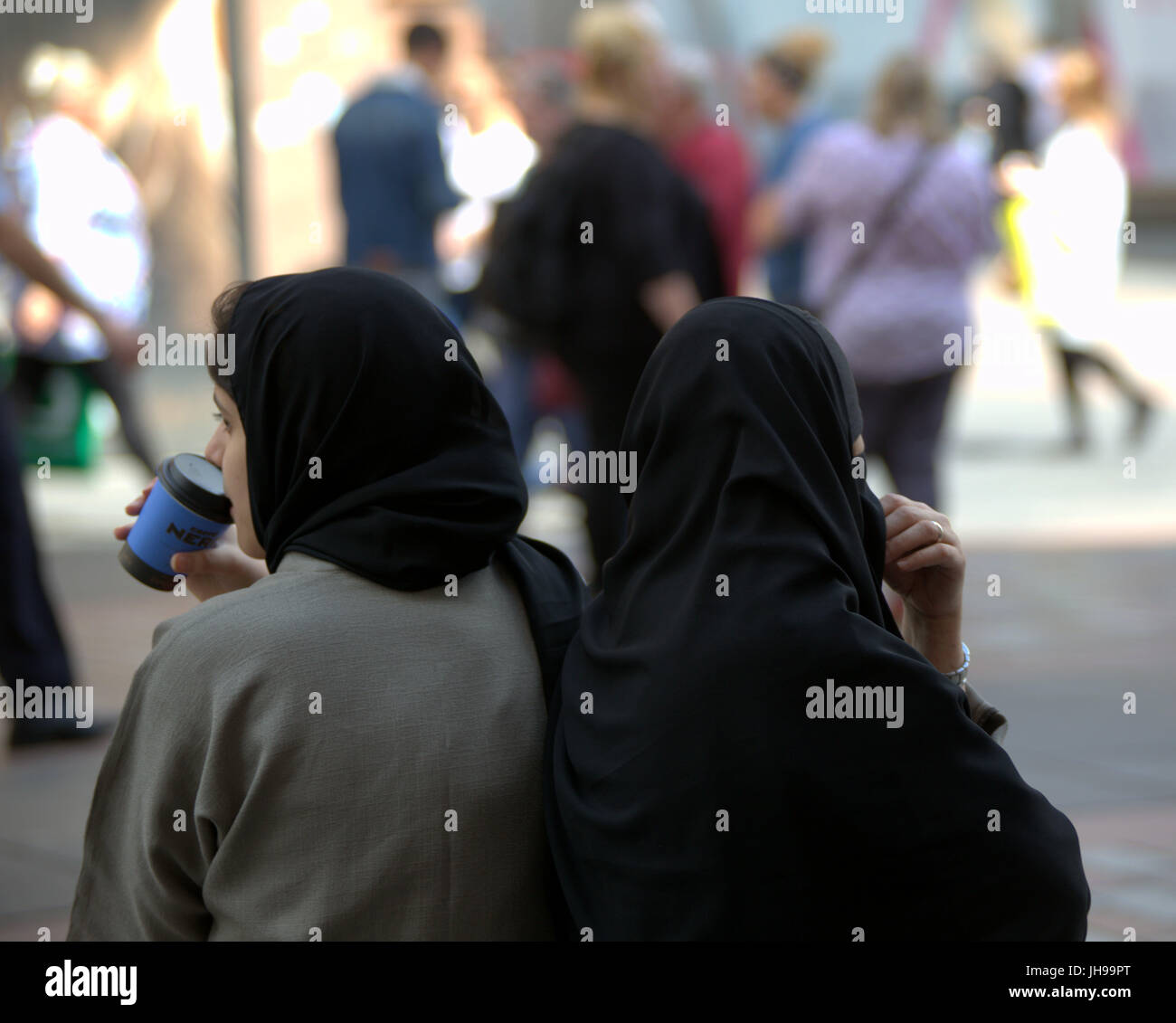 Asiatische Familie Flüchtling junge Frau Mädchen Schüler Schüler gekleidet Hijab Schal auf Straße in der UK alltägliche Szene gehen auf der Straße Stockfoto