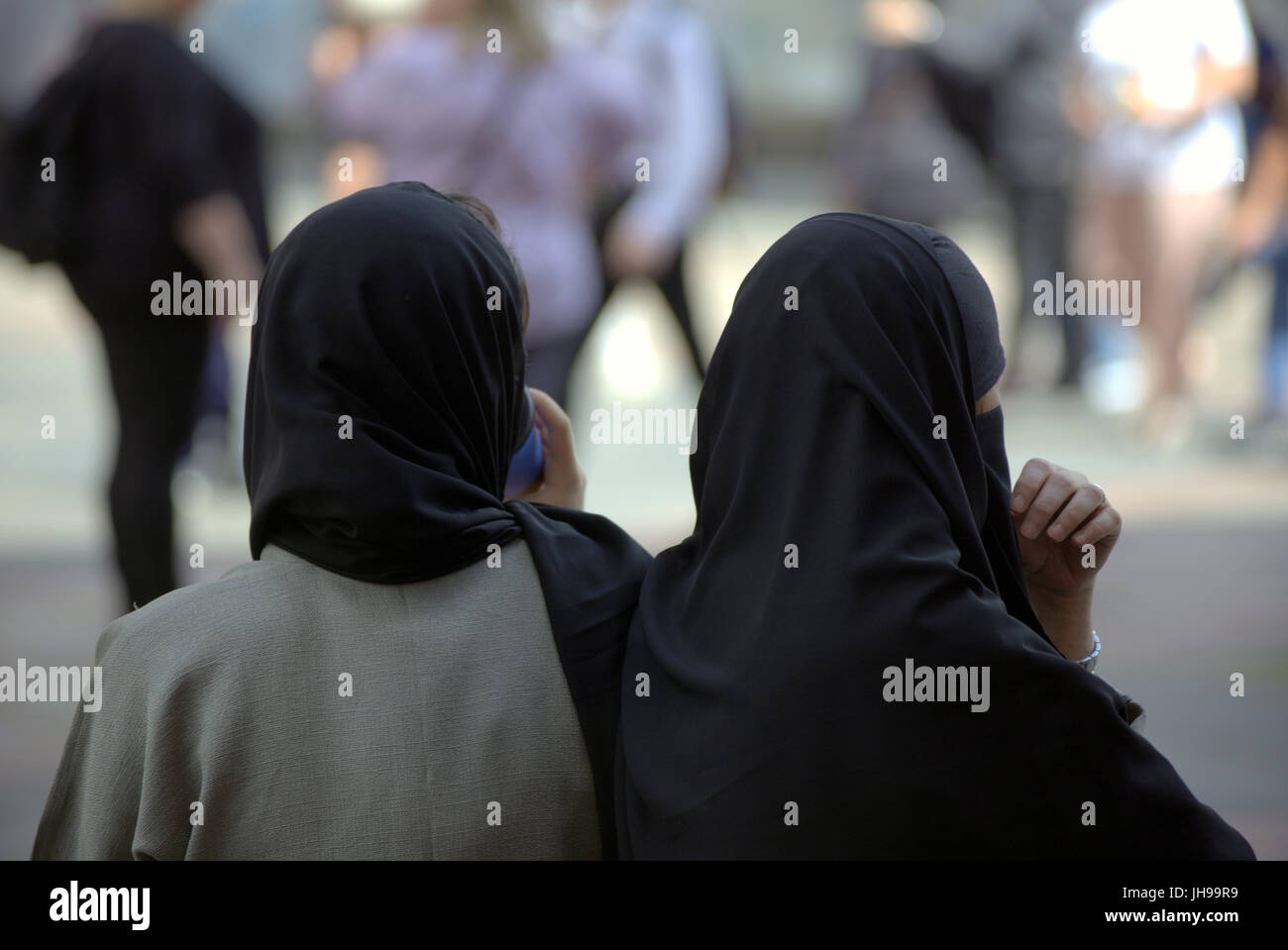 Asiatische Familie Flüchtling junge Frau Mädchen Schüler Schüler gekleidet Hijab Schal auf Straße in der UK alltägliche Szene gehen auf der Straße Stockfoto