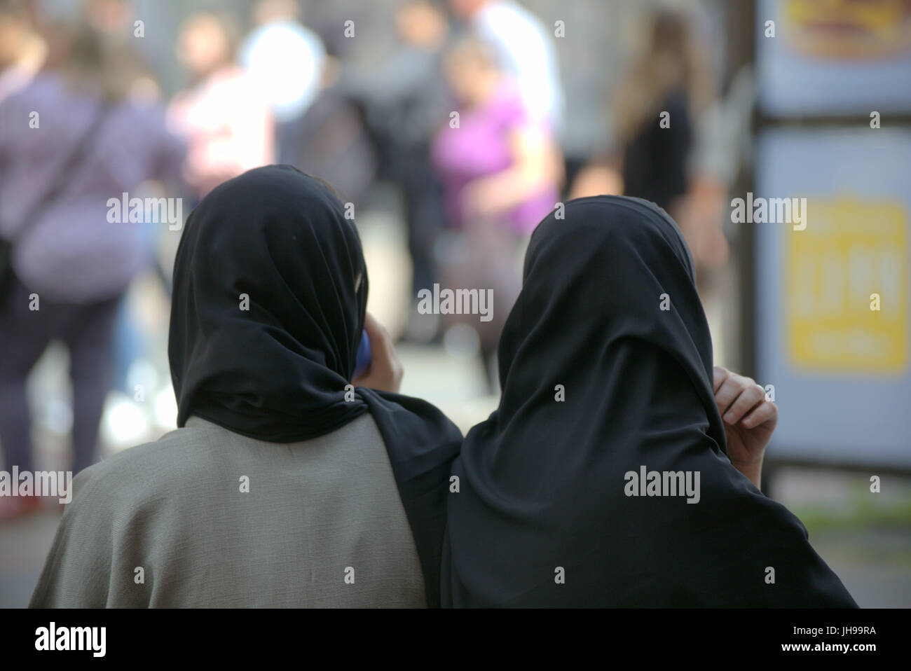 Asiatische Familie Flüchtling junge Frau Mädchen Schüler Schüler gekleidet Hijab Schal auf Straße in der UK alltägliche Szene gehen auf der Straße Stockfoto