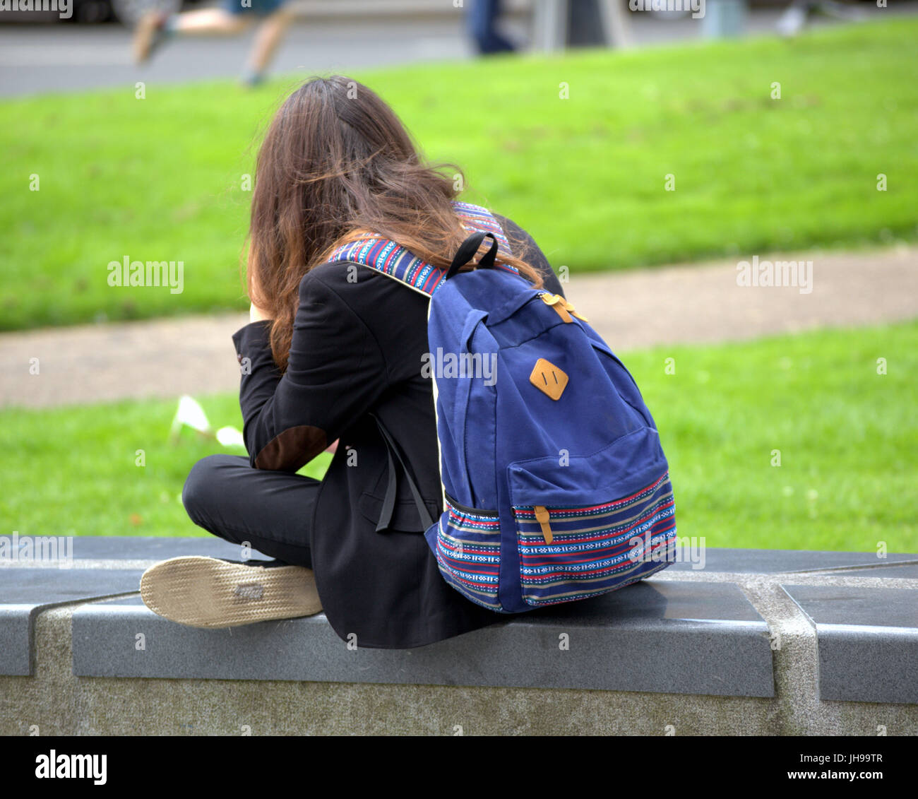 junges Mädchen auf der Straße Bank Reisende Tourist mit Rucksack von hinten Stockfoto