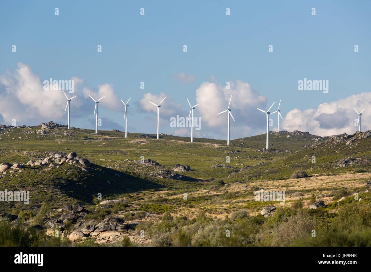 Wind Farm in der Nähe der portugiesischen Dorf Montesinho Stockfoto