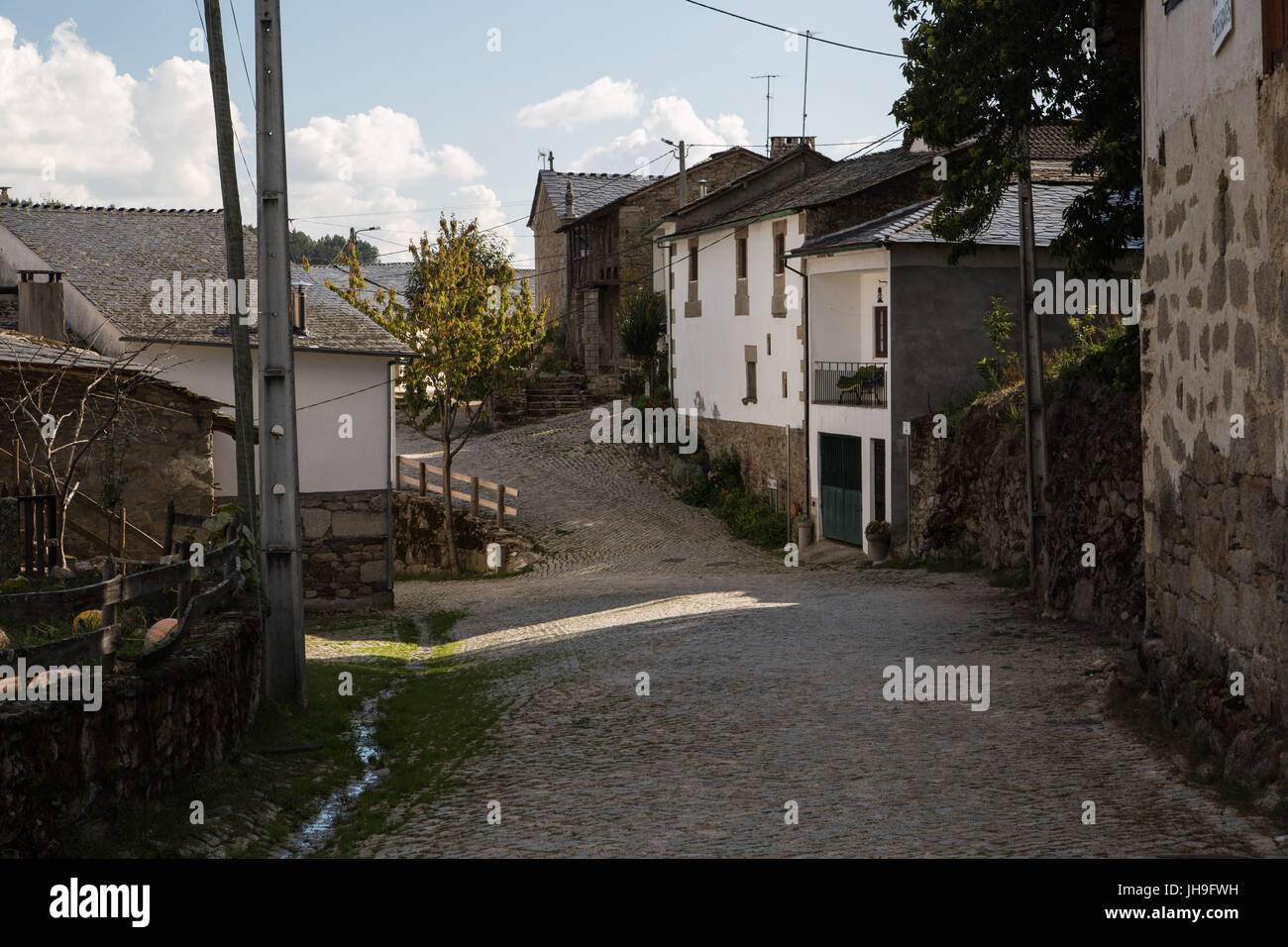 Eine Straße in das Dorf Montesinho, Trás-os-Montes, Portugal Stockfoto