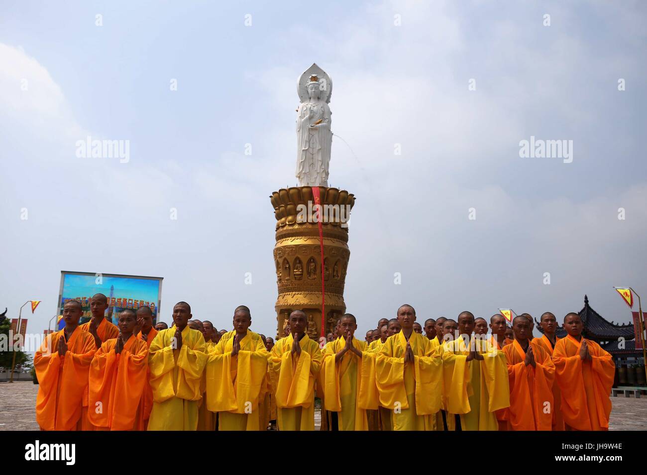 Nanyang, China. 12. Juli 2017. Tausende von Mönchen kniete auf ihre kniet auf der Brücke, die 68 Meter hohen Guanyin Buddha-Statue in Nanyang, Zentral-China Henan Provinz, markiert den Tag wann Guanyin Buddha Erleuchtung erlangte zu verehren. Bildnachweis: SIPA Asien/ZUMA Draht/Alamy Live-Nachrichten Stockfoto