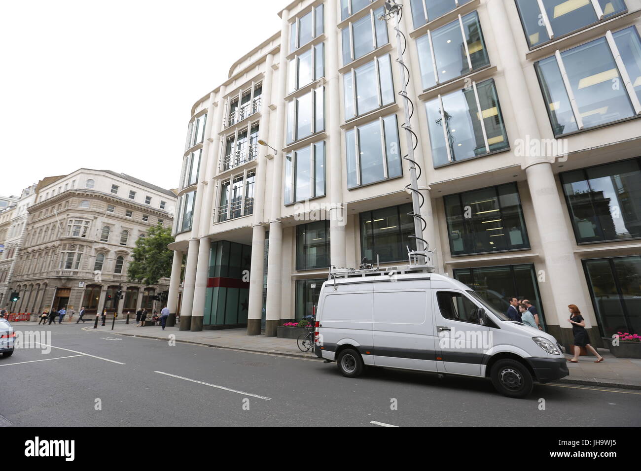 London, Großbritannien. 13 Jul, 2017. Der spanische König Felipe und Letizia wird Prinz Andrew bei UK-Spanien Business Forum beitreten, die Princess Royal an einem Bankett in der Guildhall durch die Oberbürgermeisterin der Stadt London und Prinz Harry gegeben werden, werden Sie in einer Kranzniederlegung am Grab des unbekannten Krieger. Vorbereitungen für den Besuch heute Abend läuft. Rundfunk van geparkt außerhalb Gresham Street 30 gegenüber Guildhall Hof. Polizei Kontrolle guildhall Yard vor dem königlichen Besuch. c Stockfoto