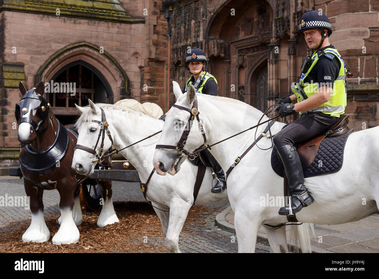 Chester, UK. 13. Juli 2017. Zwei weiße Polizei Pferde stehen neben den Sarah Lucas Skulptur Perceval vor Chester Kathedrale an der St Werburgh Street genannt. Bildnachweis: Andrew Paterson/Alamy Live-Nachrichten Stockfoto