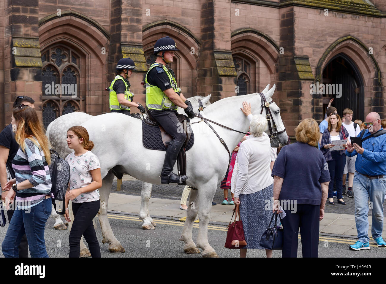 Chester, UK. 13. Juli 2017. Weißen Polizei Pferde laufen vorbei an Chester Kathedrale an der St Werburgh Street. Bildnachweis: Andrew Paterson/Alamy Live-Nachrichten Stockfoto