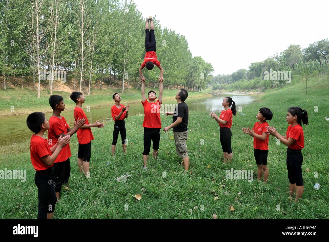 Cangzhou, Chinas Provinz Hebei. 13. Juli 2017. Schüler der Kunstschule Wuqiao Akrobatik üben außerhalb in Cangzhou, Nordchinas Provinz Hebei, 13. Juli 2017. Wuqiao County ist bekannt als die Heimat der Akrobatik in China, und mehr als 400 ausländische Studierende haben seit 2002 akrobatische Fähigkeiten hier gelernt. Bildnachweis: Mu Yu/Xinhua/Alamy Live-Nachrichten Stockfoto